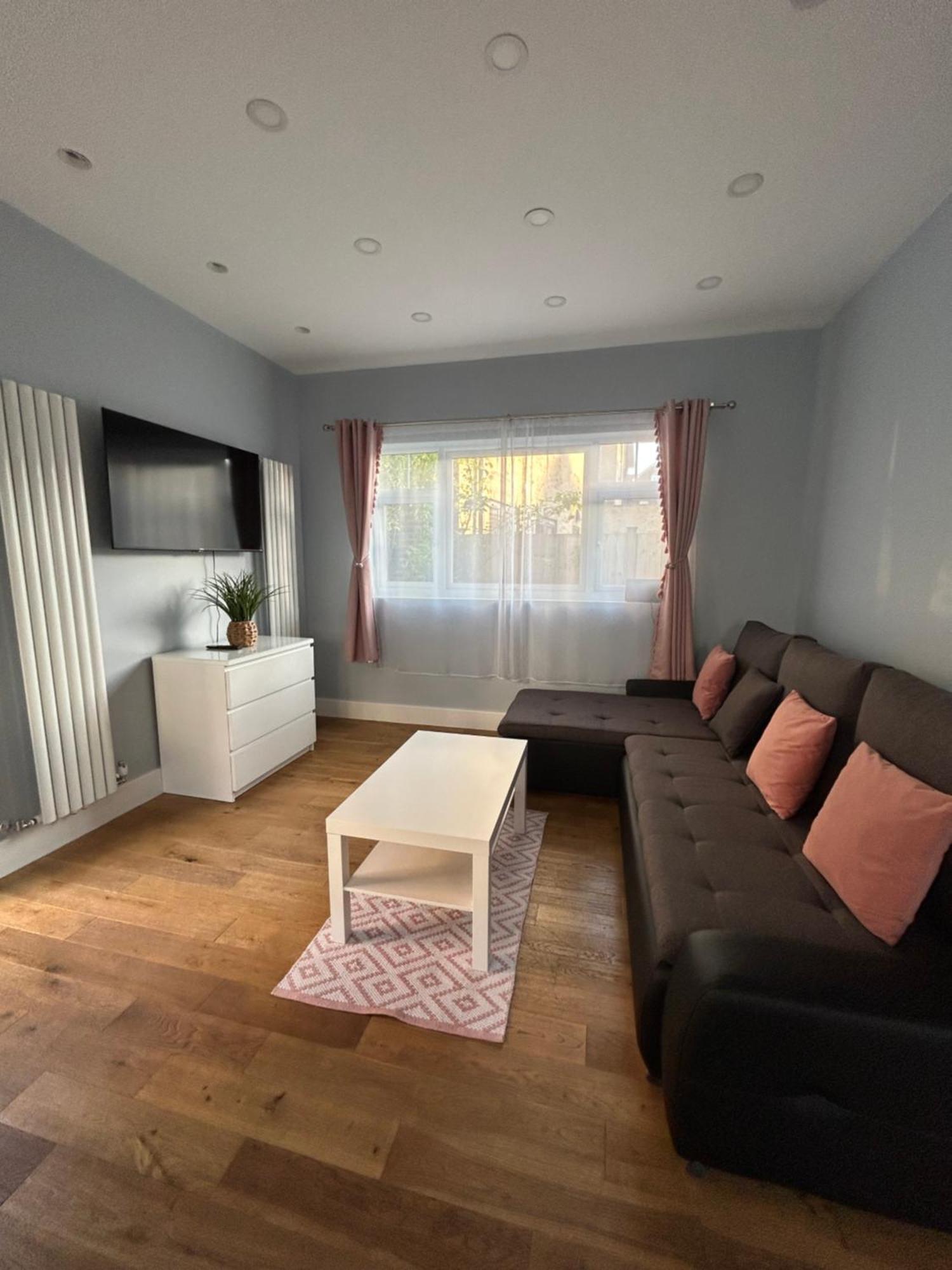 Dana'S Bungalow Horley Eksteriør bilde